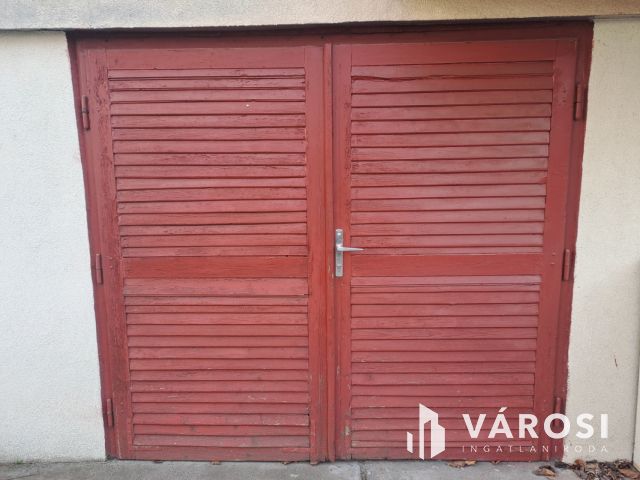 Eladó garázs a Vasvári Pál utcában, biztonságos udvarban