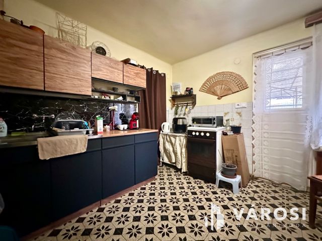 Károlyin, főútvonal mellett, 2 generációs családi ház eladó!