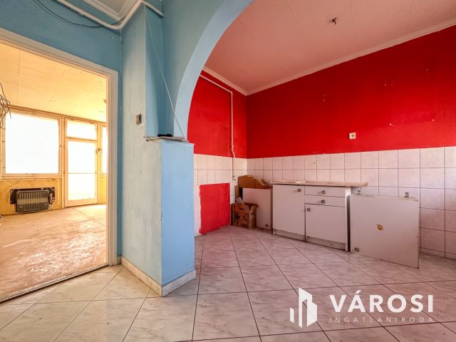 Déryné úton 2 szobás, erkélyes lakás eladó!