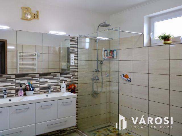 Újszerű családi fészek Győrságon