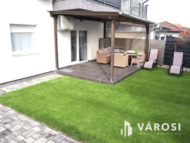 Újszerű, földszinti, kertkapcsolatos lakás Sóstón eladó