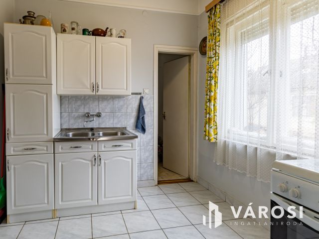 Tárnokon, jó helyen, nagy saroktelken, Kádárkocka eladó