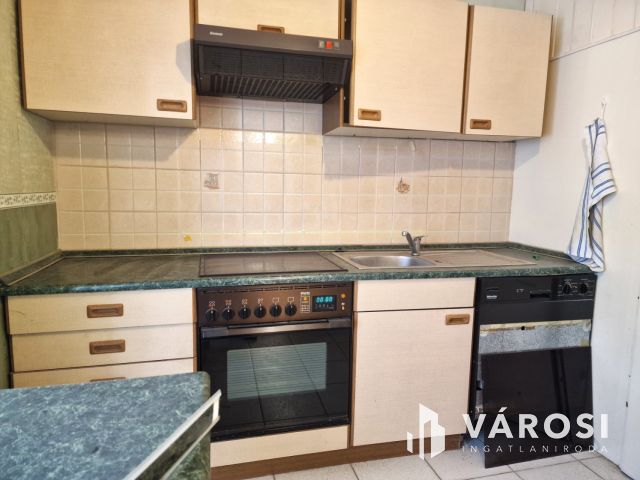 Lakhatásra kialakított, belvárosi, földszinti üzlethelyiség