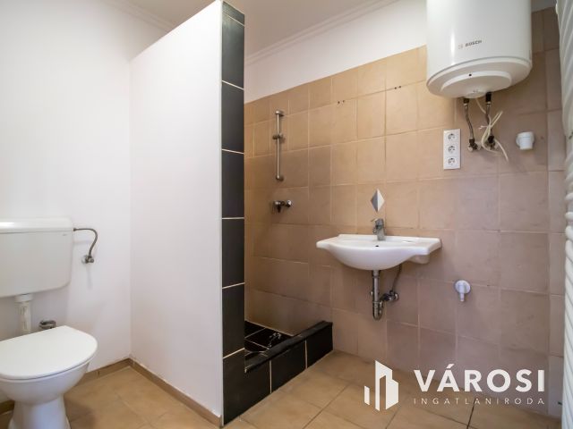 Felújított 5 szobás családi ház + 1 kislakás