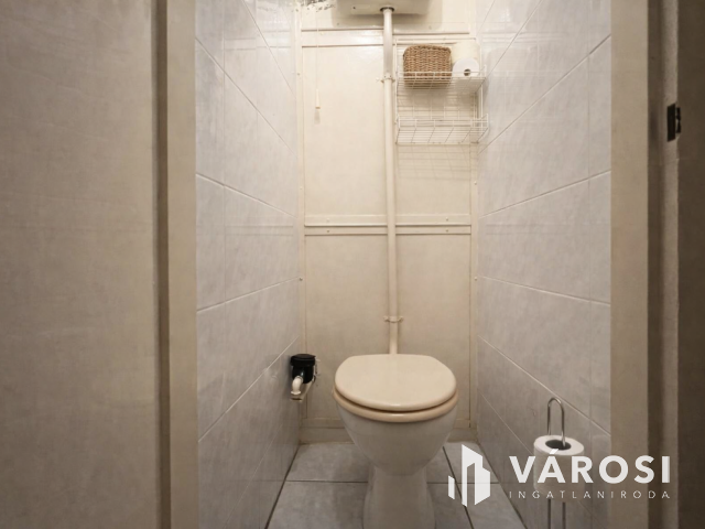 Belvárosi 2. emeleti erkélyes tégla lakás eladó