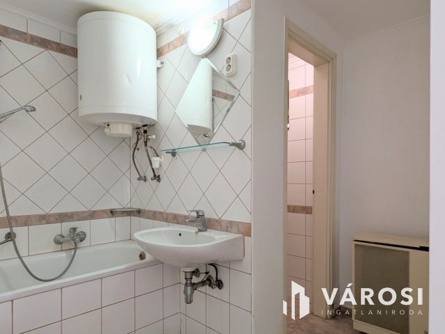 Ház + üzlet vagy 2 lakás?