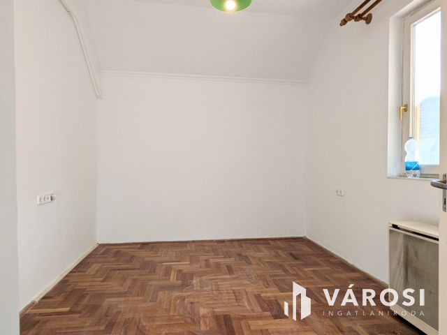 Ház + üzlet vagy 2 lakás?