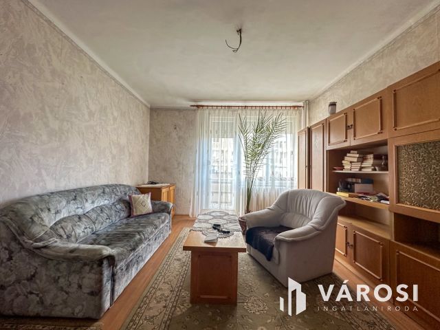 Pécskő úton 1+2 félszobás, erkélyes lakás eladó!