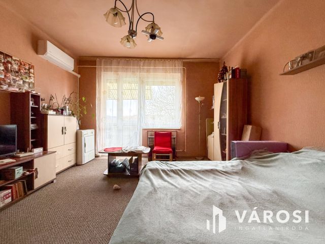 Belváros közelében 1 szobás, erkélyes lakás eladó!