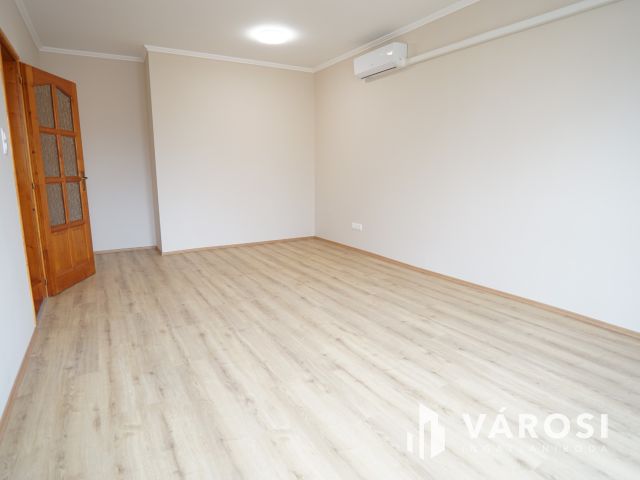 Platán soron, felújított cirkós lakás!