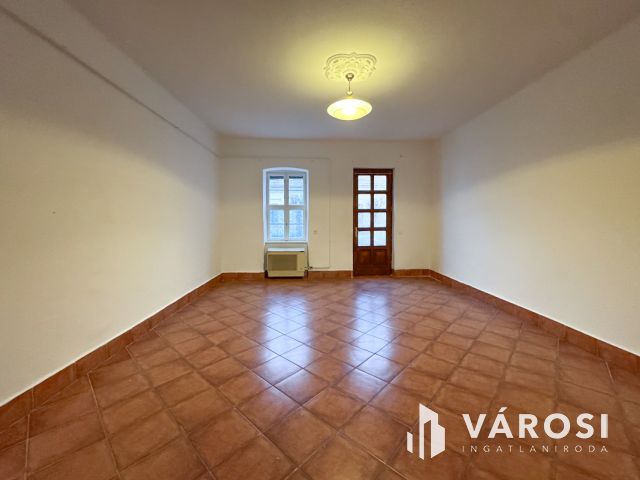 Kiadó tágas, földszinti lakás a belvárosban