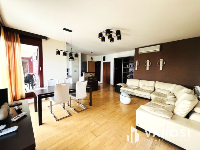 Panorámás penthouse lakás a Marina Parton!