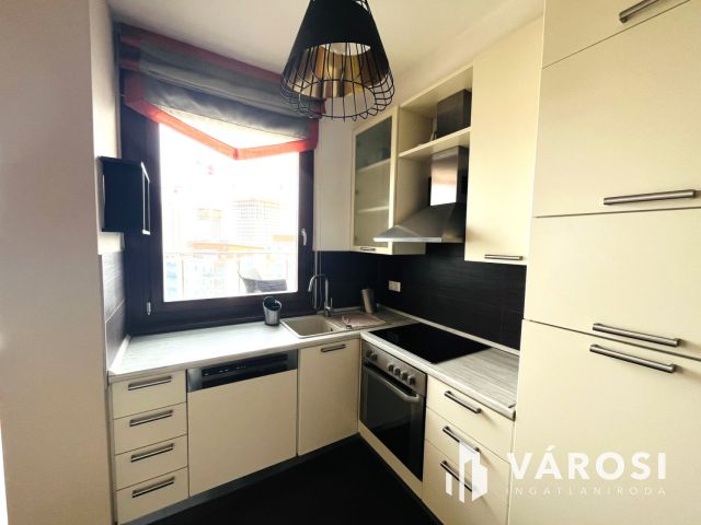 Panorámás penthouse lakás a Marina Parton!