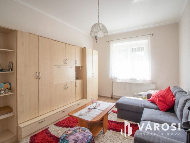 Jó állapotú, belvárosi polgári ház két lakrésszel