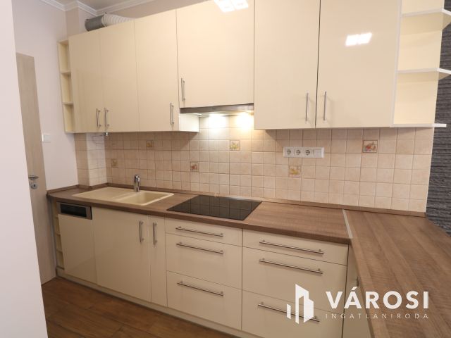 Családias lakóparkban 1. emelti lakás eladó.