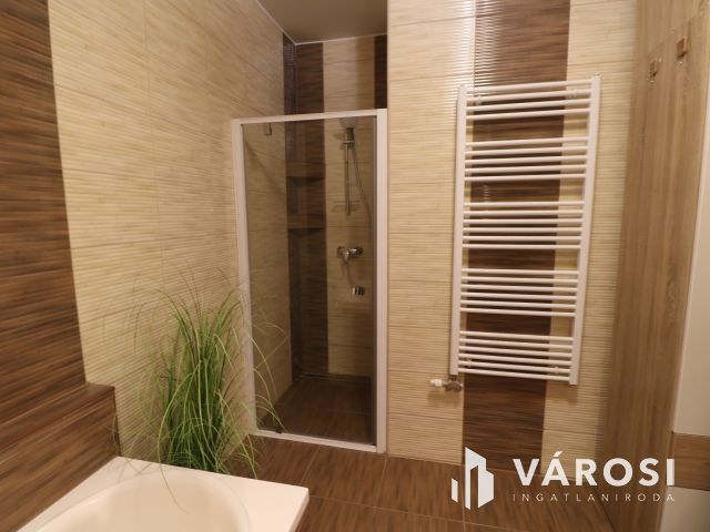 Családias lakóparkban 1. emelti lakás eladó.