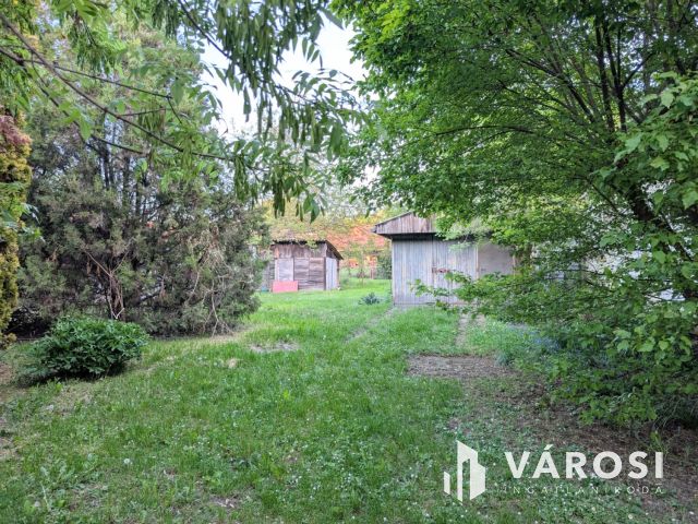 Belvárosi garzonlakás kertkapcsolattal