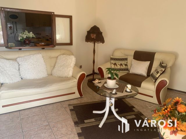 Nyiregyháza belvárosában bájos sorház ,üzlettel eladó