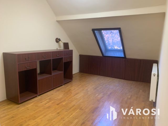 Nyiregyháza belvárosában bájos sorház ,üzlettel eladó