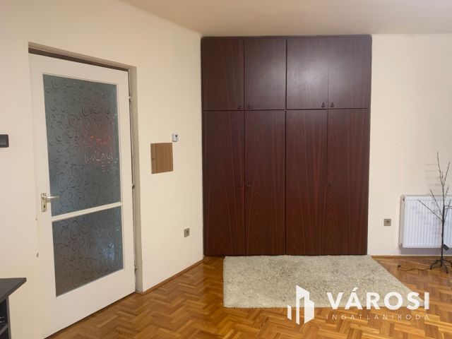 Nyiregyháza belvárosában bájos sorház ,üzlettel eladó