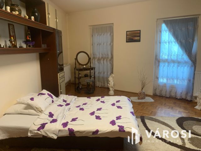 Nyiregyháza belvárosában bájos sorház ,üzlettel eladó