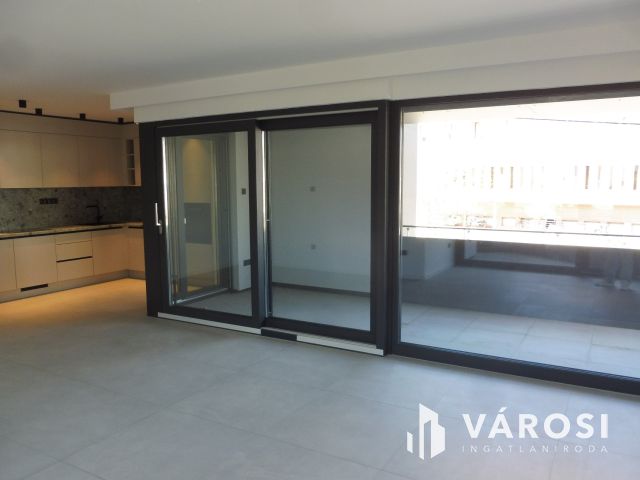 5 Csillagos elsőemeleti lakás Újszegeden Kiadó.