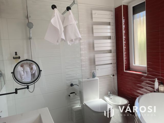 Kiadó prémium ikerház a Hatvan utcai kertben