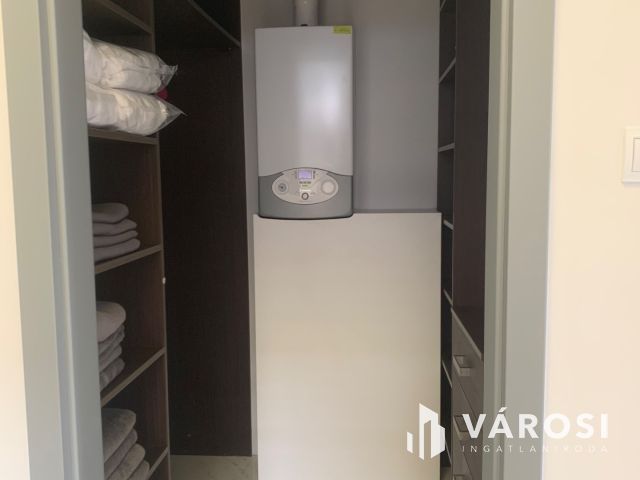 Kiadó prémium ikerház a Hatvan utcai kertben