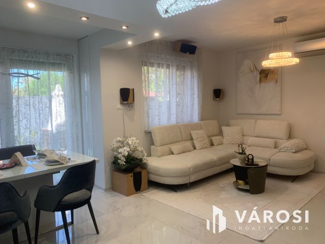 Kiadó prémium ikerház a Hatvan utcai kertben