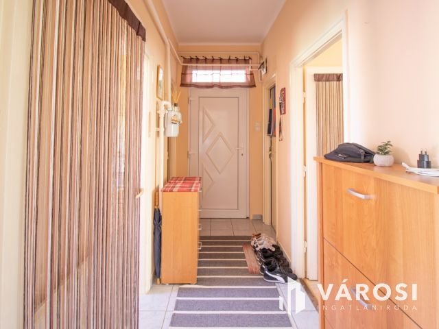 Első emeleti, erkélyes, világos lakás, zöldövezetben