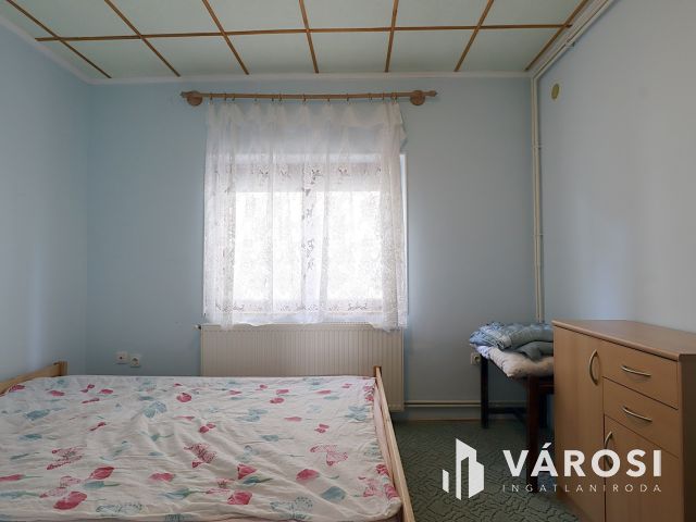 Zsóry-fürdő: 3 szintes ház, 20 fő, kész lehetőség!