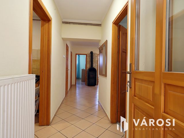 Zsóry-fürdő: 3 szintes ház, 20 fő, kész lehetőség!