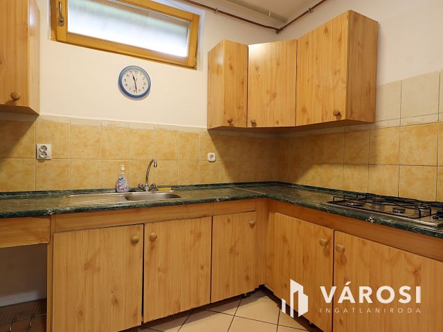 Zsóry-fürdő: 3 szintes ház, 20 fő, kész lehetőség!