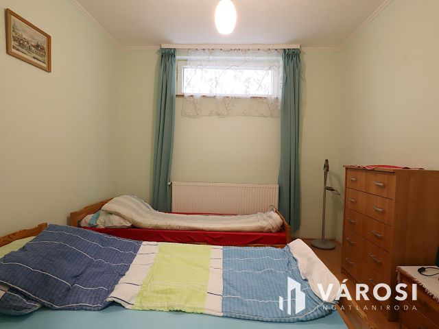 Zsóry-fürdő: 3 szintes ház, 20 fő, kész lehetőség!