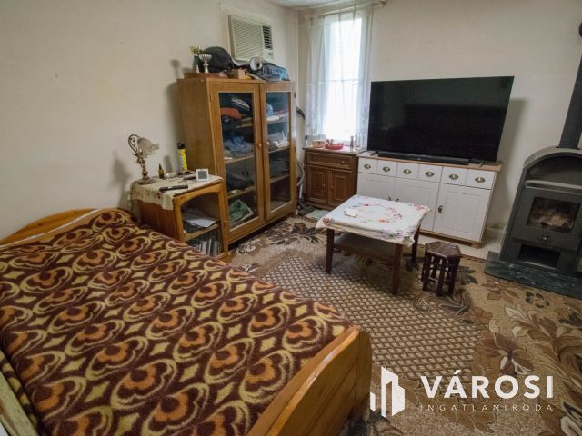 Retró hangulatú nyaraló eladó a Kalocsa–Meszesi Dunaparton!