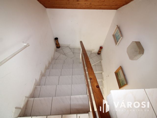 Kétszintes ház a Várfürdő közelében.