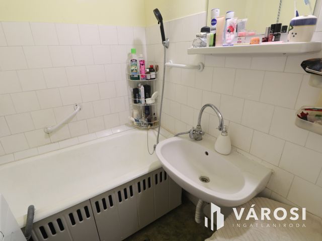 Algyői panel lakás, közel a fürdőhöz.