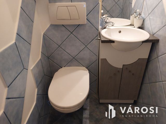Kiadó 4.emeleti, modern, liftes lakás