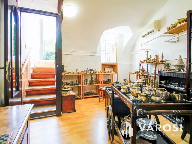 Üzlethelyiség eladó a Széll Kálmán téren