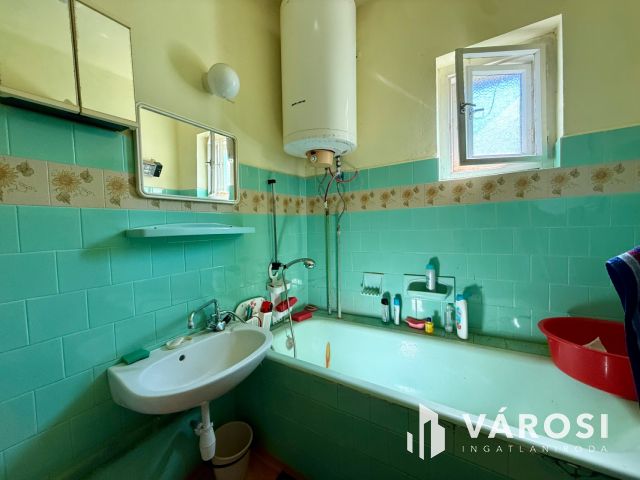Kazáron 3 szobás, felújítandó családi ház eladó!