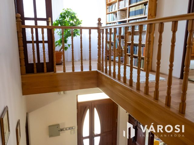 Diófás csapókerti ház medencével, szaunával eladó