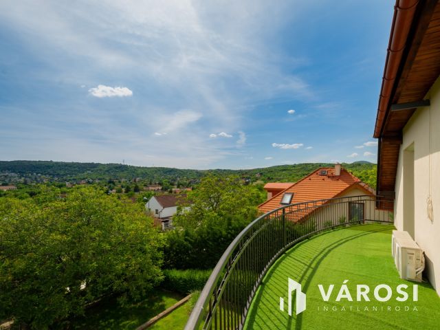 Panorámás ikerfél garázzsal, csendes zsákutcában