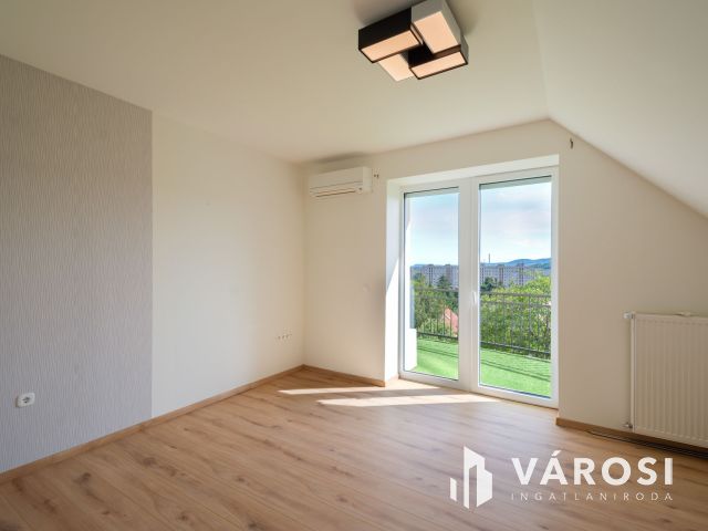 Panorámás ikerfél garázzsal, csendes zsákutcában