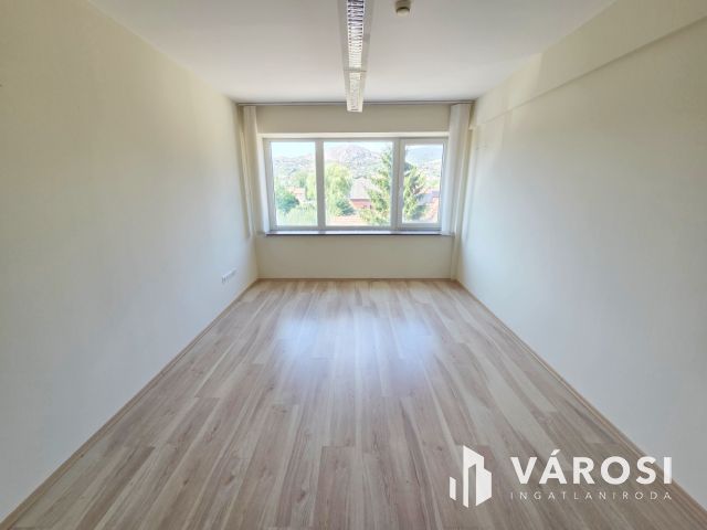 Kiadó modern, nagy méretű iroda Budaörsön! - 2